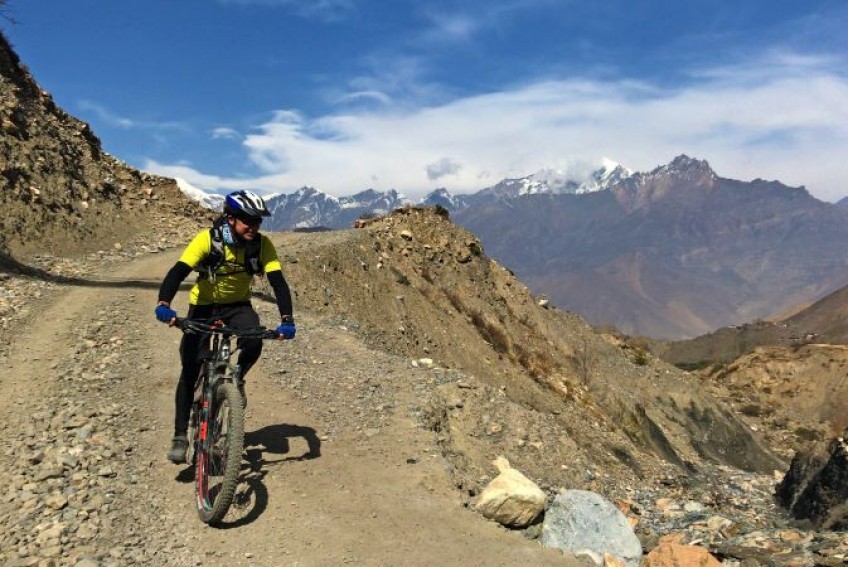 downhill-mountaining-in-bike